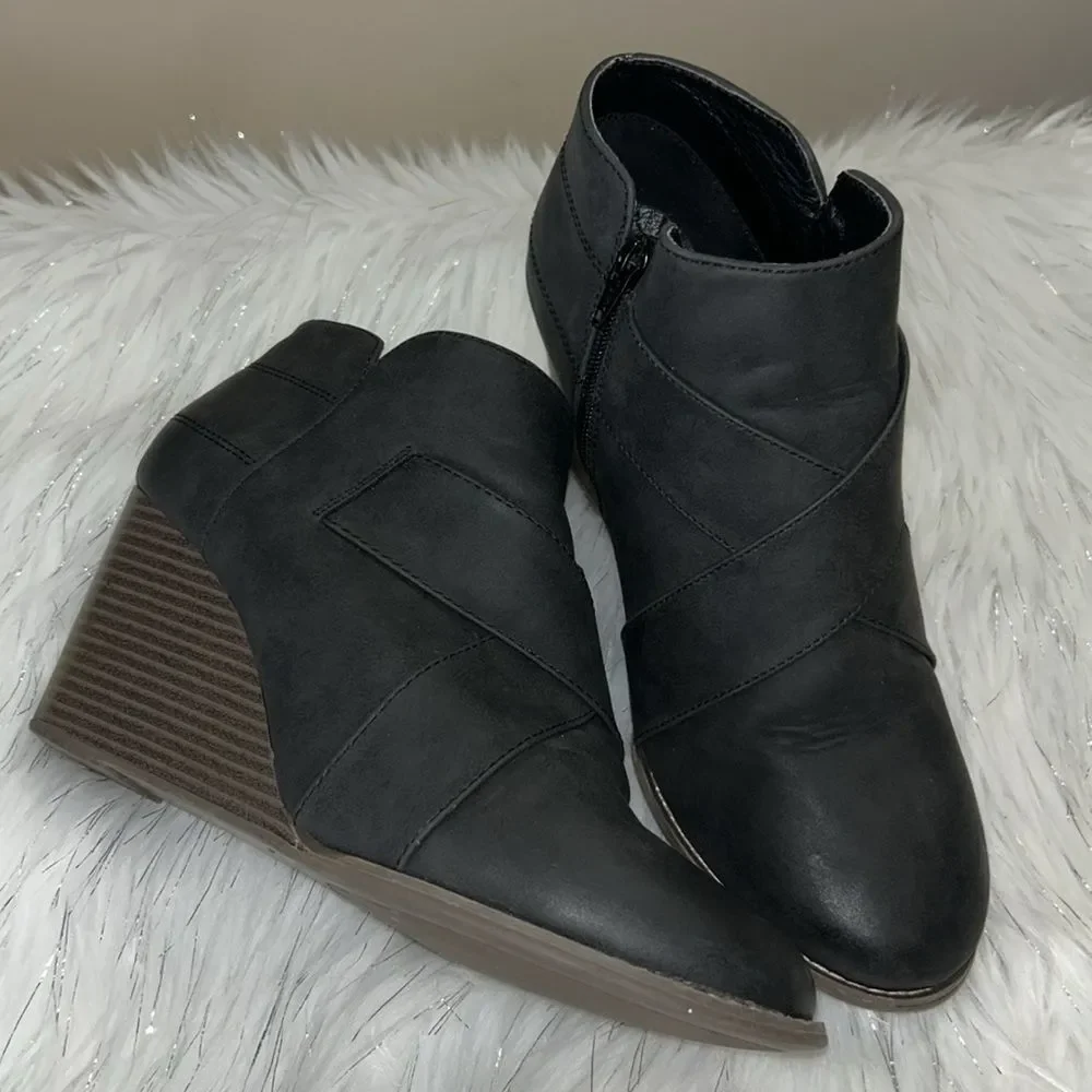 Maurices 11M Black Alexis Cross Strap Wedge Bootie